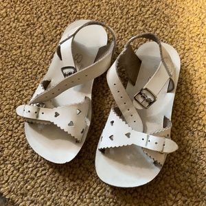 White summer sandals with heart cut out, size 10 (toddler)